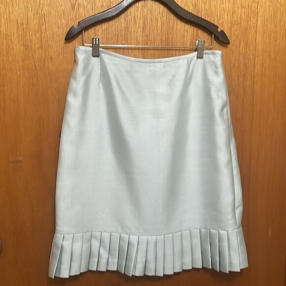 Classy Tahari Wool and Silk Suit. 10 - Picture 5 of 6